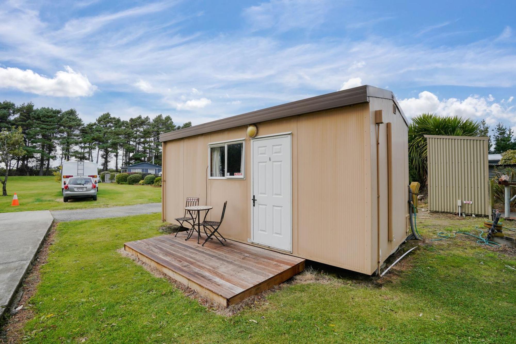 Beach Road Holiday Park Otatara Exteriör bild