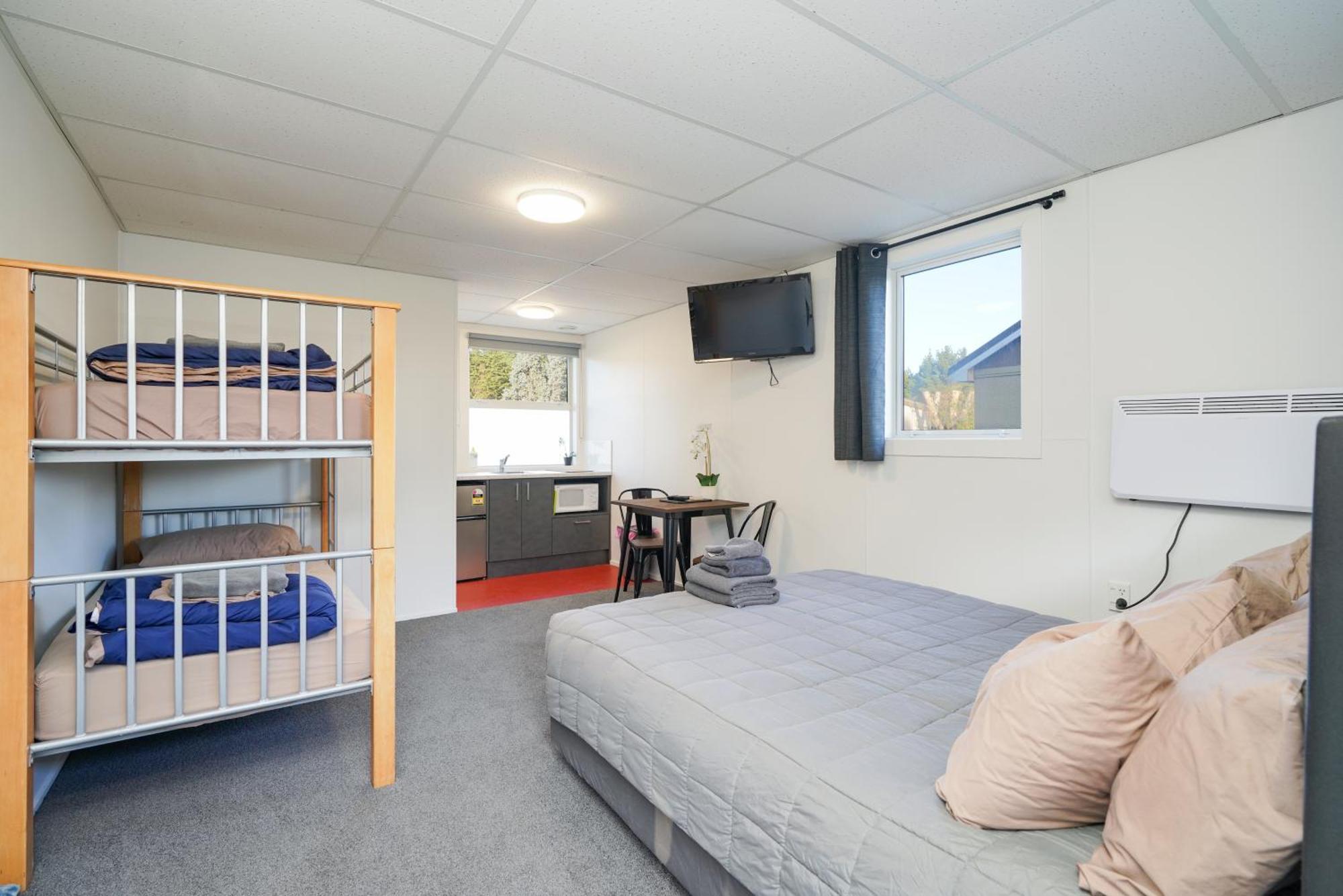 Beach Road Holiday Park Otatara Exteriör bild