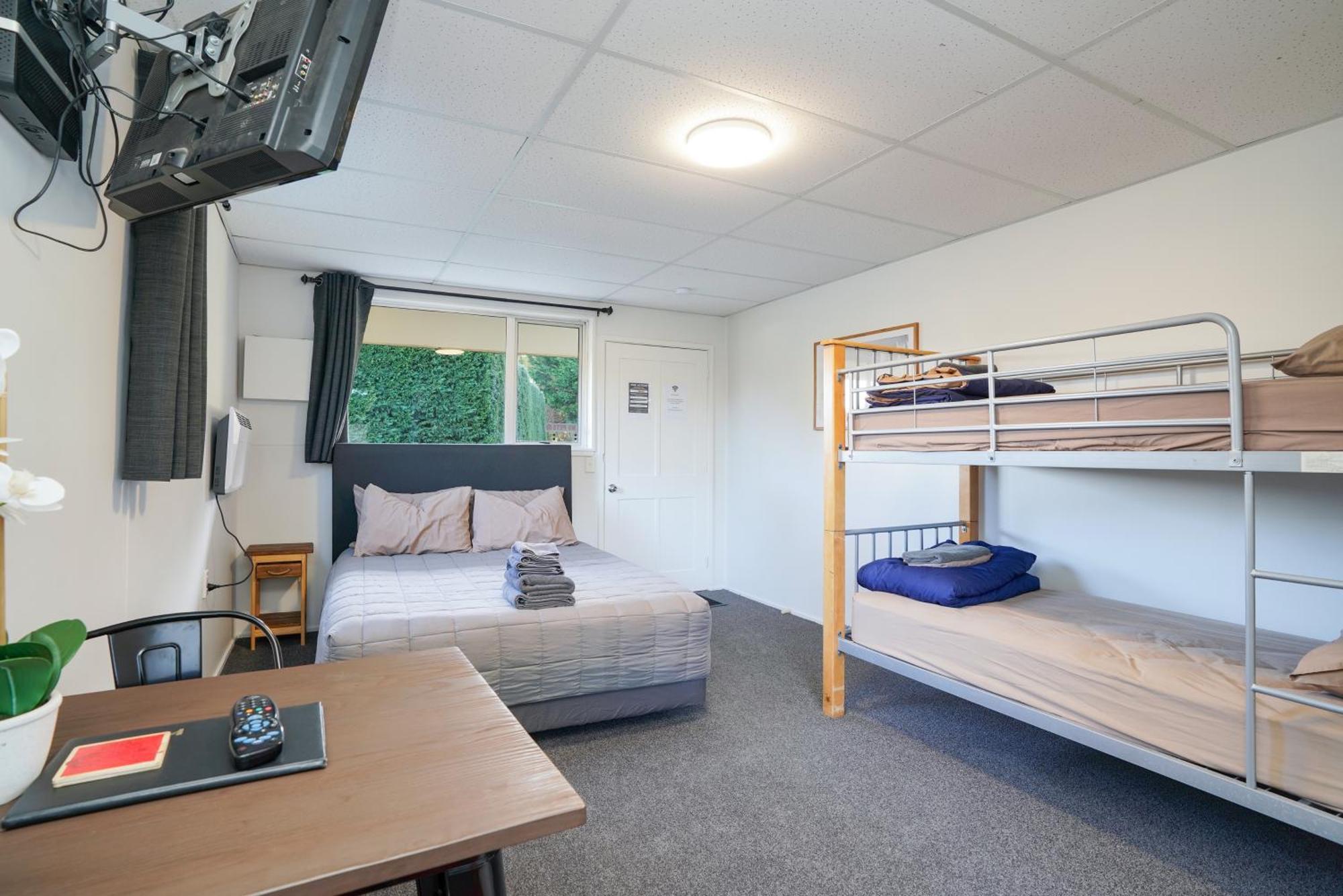 Beach Road Holiday Park Otatara Exteriör bild